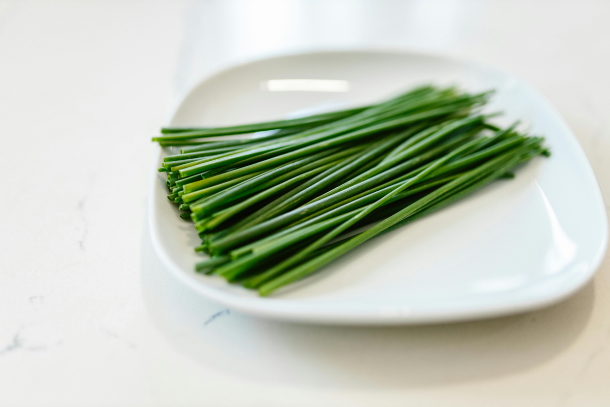Infuso di erba cipollina per la cura naturale delle piante
