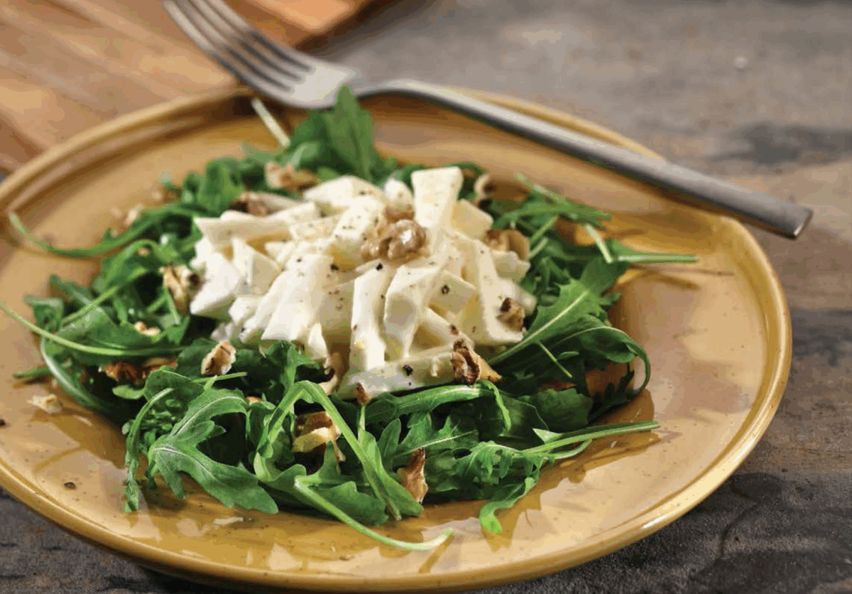 Insalata Waldorf con sedano rapa, mele, noci e rucola