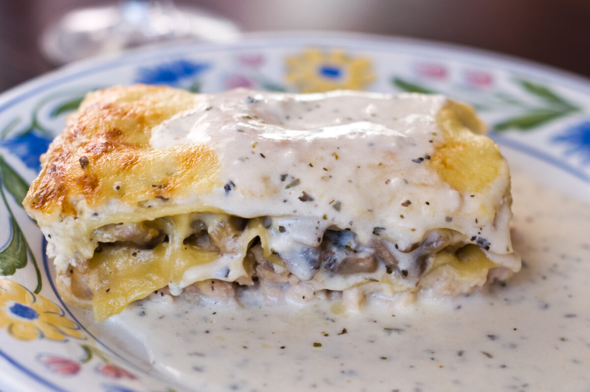 Lasagne vegan al rag&ugrave; di seitan e funghi porcini