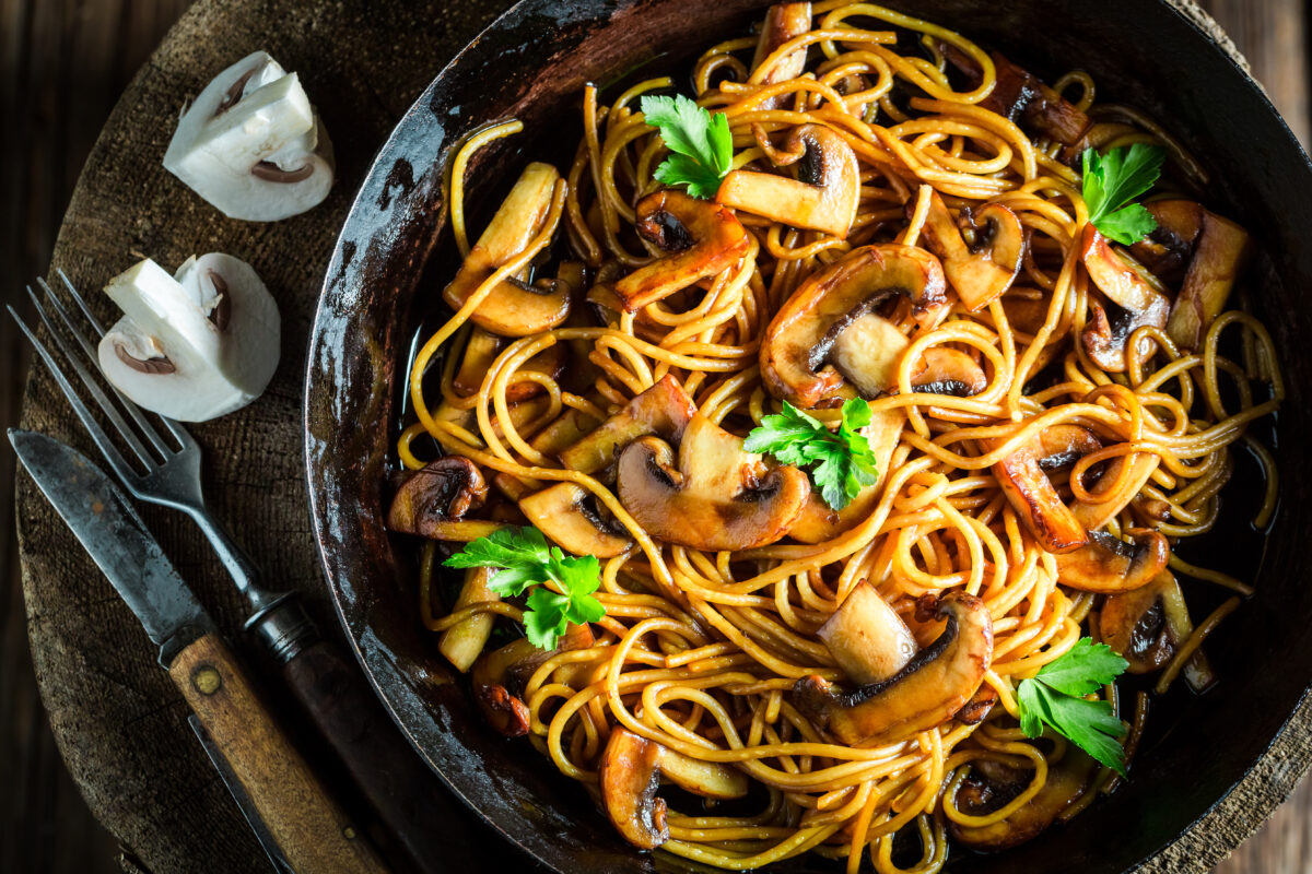 Spaghetti di farro con rag&ugrave; vegetale ai funghi