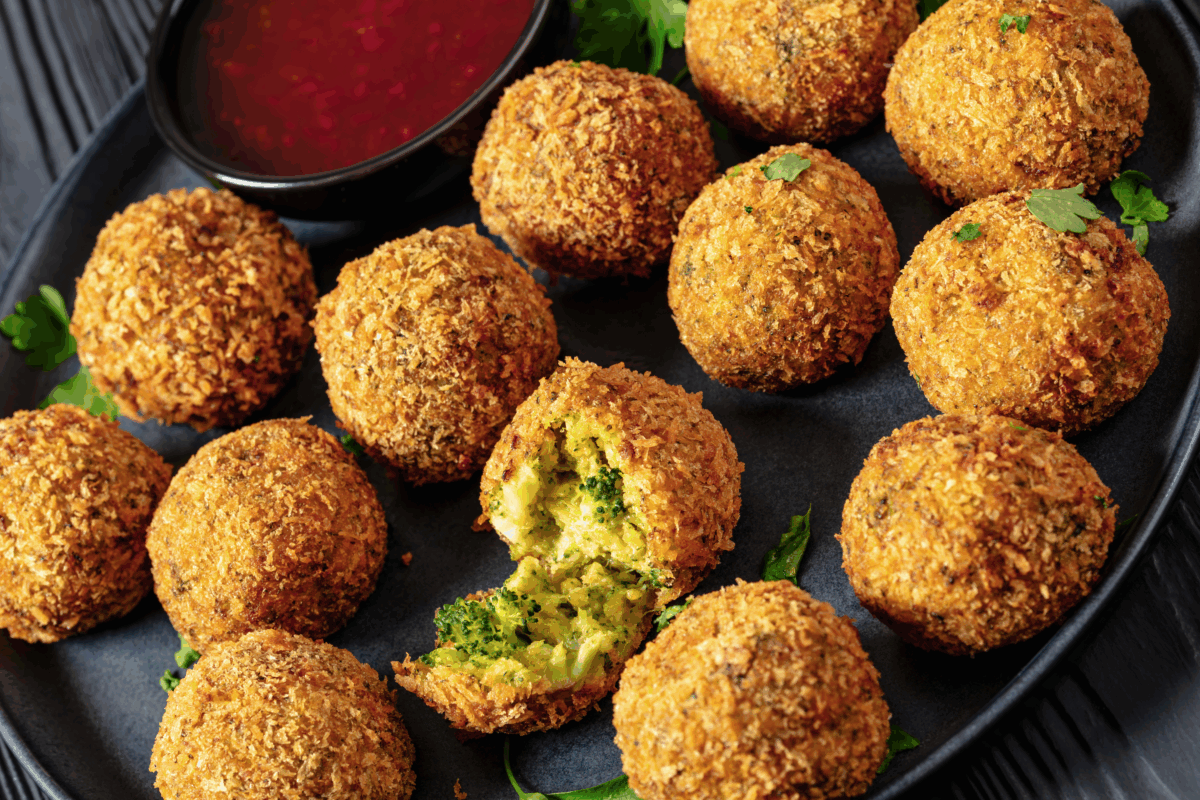 Polpette di riso con pesto di broccoli e mandorle