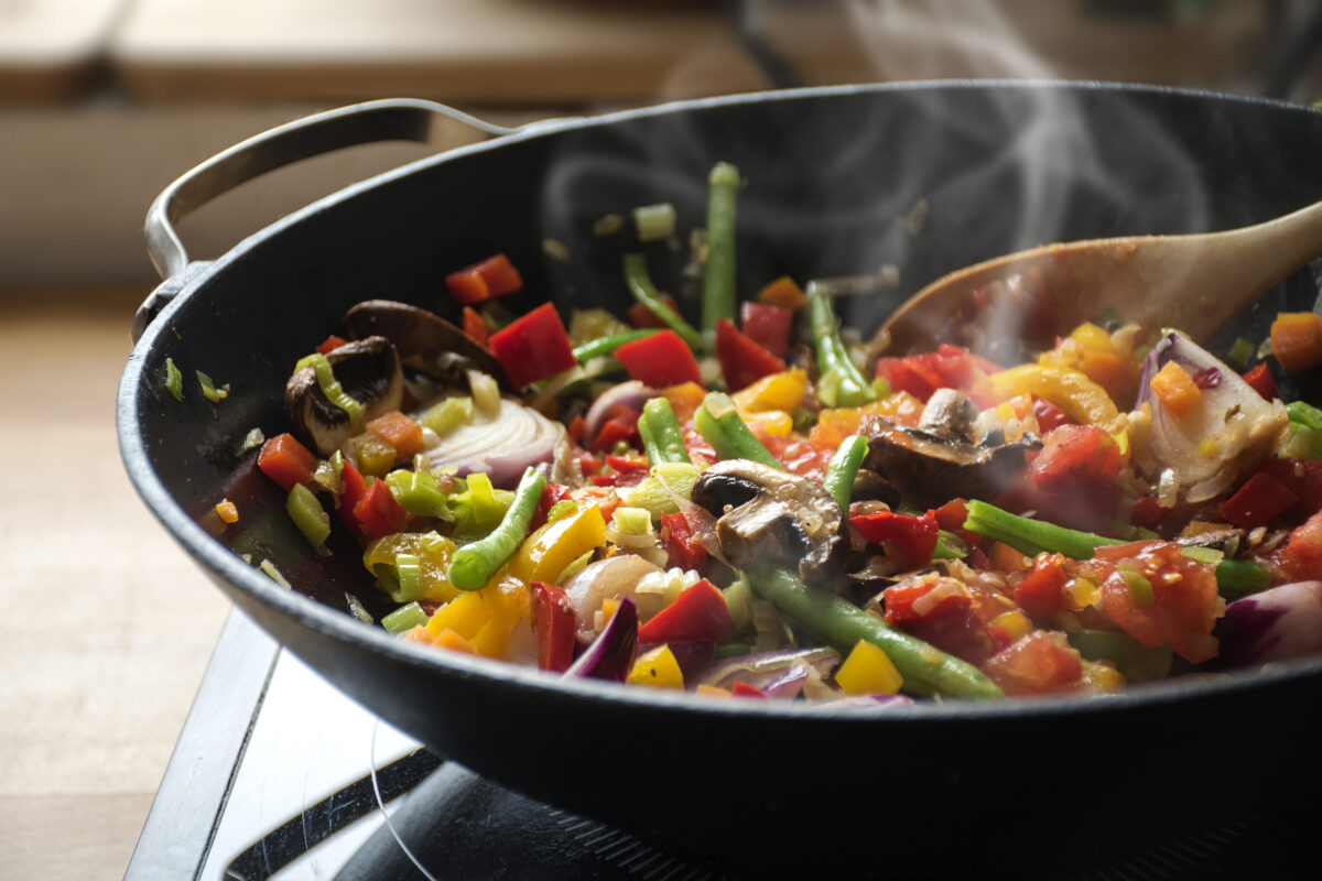 Miscellanea di verdure nel wok