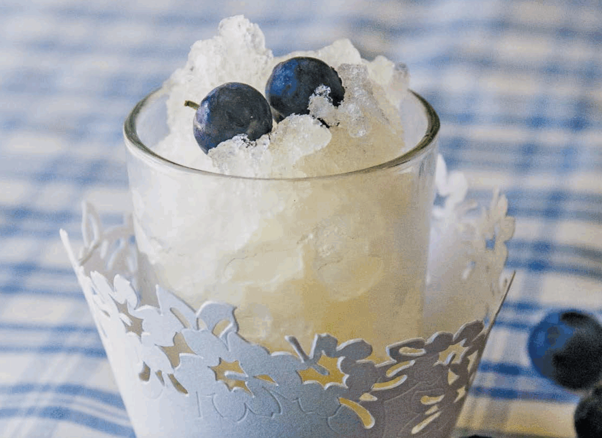 Granita di mele verdi e zenzero guarnita ai frutti di bosco