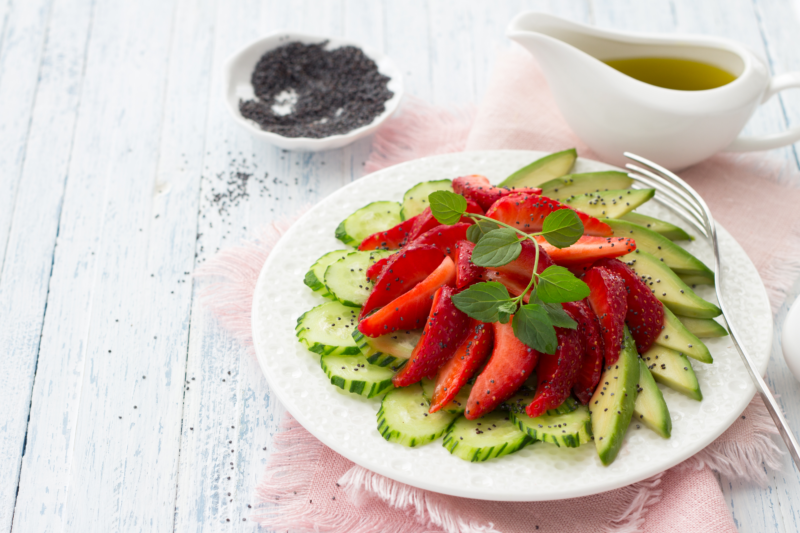 Insalata di fragole e cetrioli con semi misti