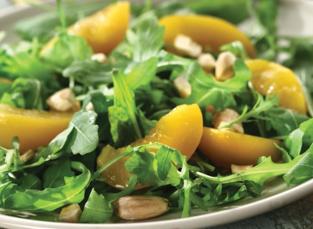 Macedonia di pesche, mandorle, rucola e miele