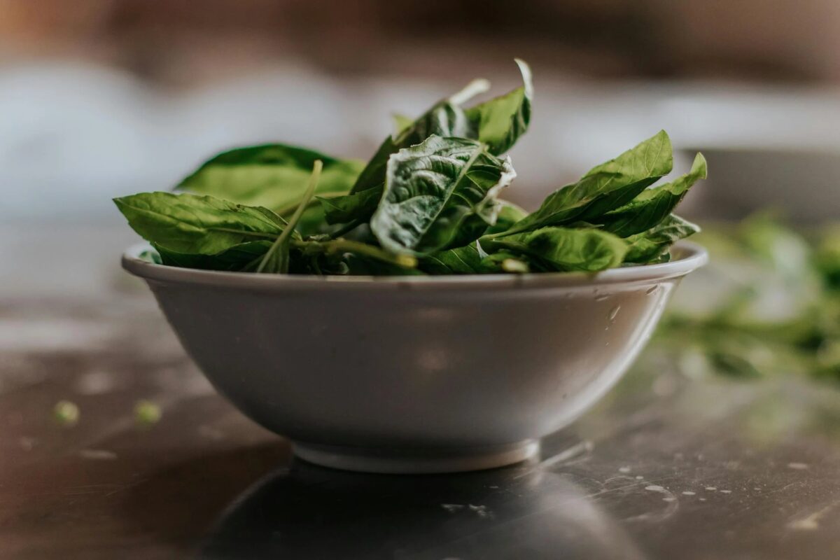 Spinaci saltati con frutta secca
