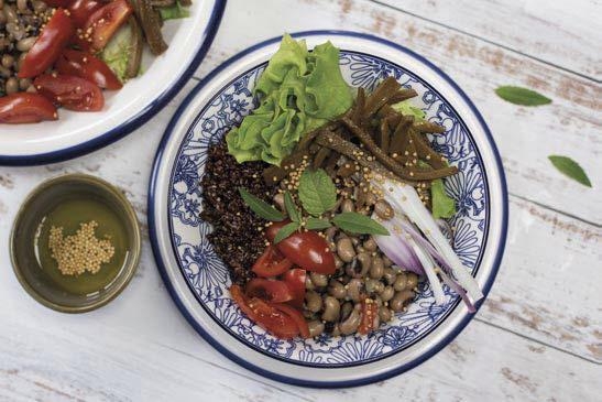 Buddha bowl con quinoa rossa, seitan al timo e fagioli all&rsquo;occhio