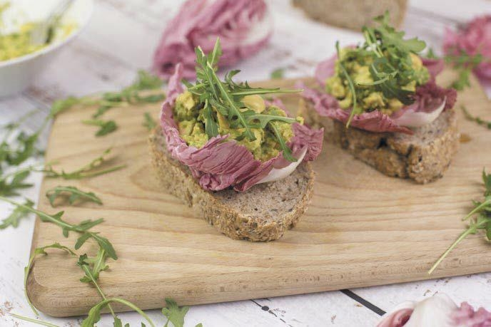 Cicchetti di pane integrale con rosa di Verona, ruchetta e salsa all&rsquo;avocado