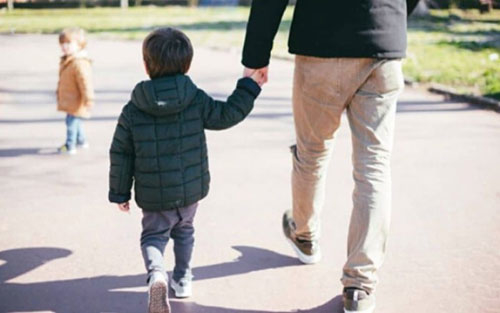 Coronavirus: al genitore &egrave; permesso uscire a camminare con i figli minori