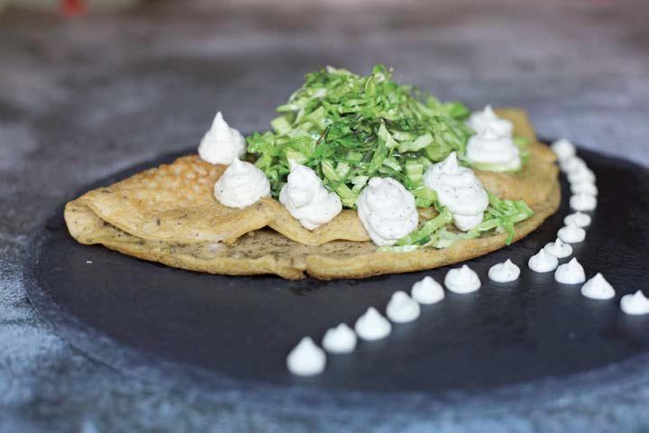 Cr&ecirc;pes di farina di ceci con verza e fermentato di anacardi