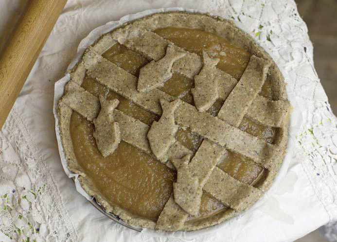 Crostata con farina di grano saraceno e &laquo;burro&raquo; di mele