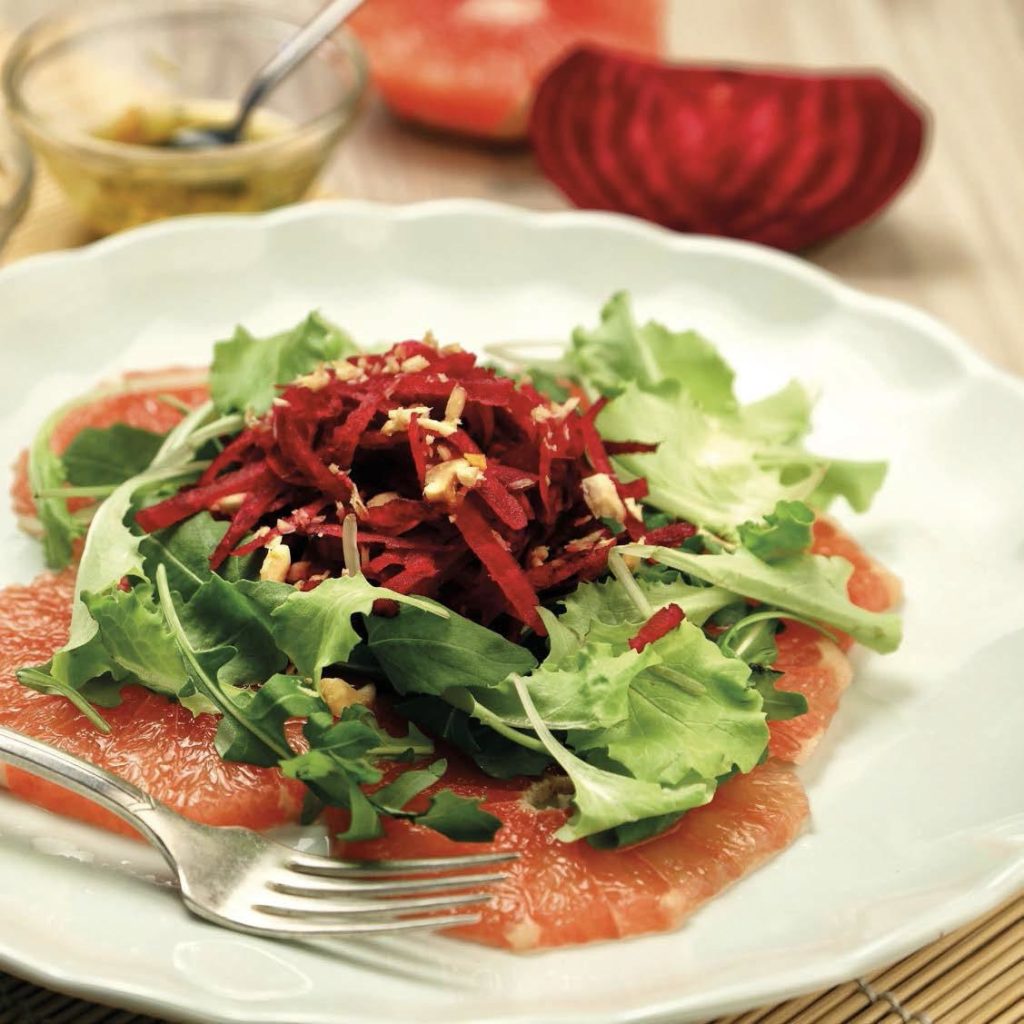 Crudit&eacute; di barbabietole con nocciole su letto di insalata