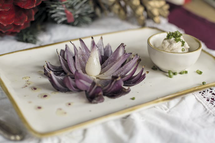 Fiori di Tropea con cremoso alla mandorla e anacardo all&rsquo;erba cipollina