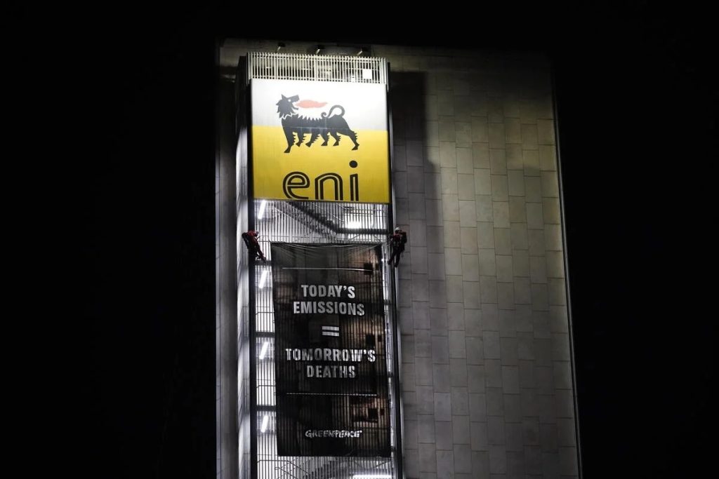 Greenpeace: &laquo;Eni, prima censura, poi minaccia&raquo;