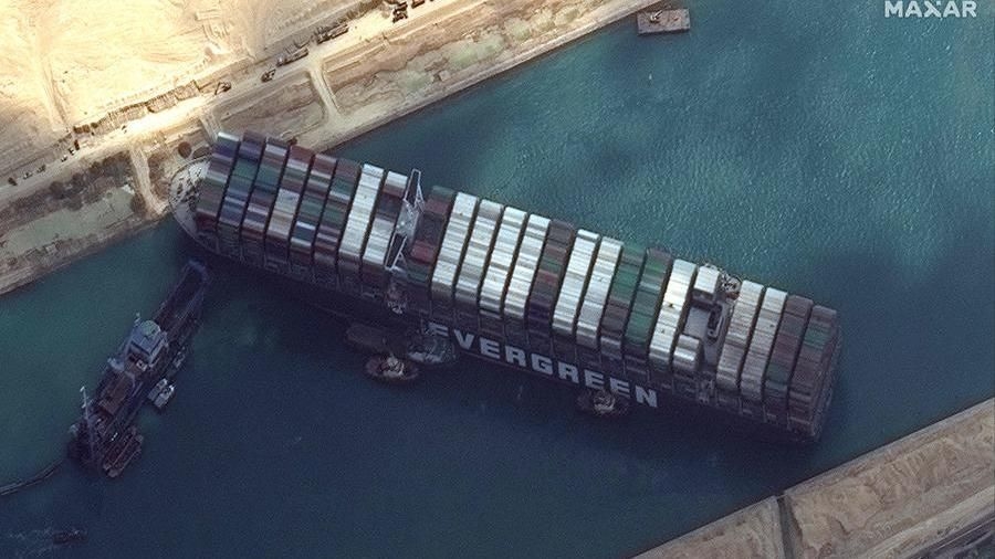 Greenpeace: &laquo;Ever Given e la fragilit&agrave; del sistema che si sta mangiando il Pianeta&raquo;