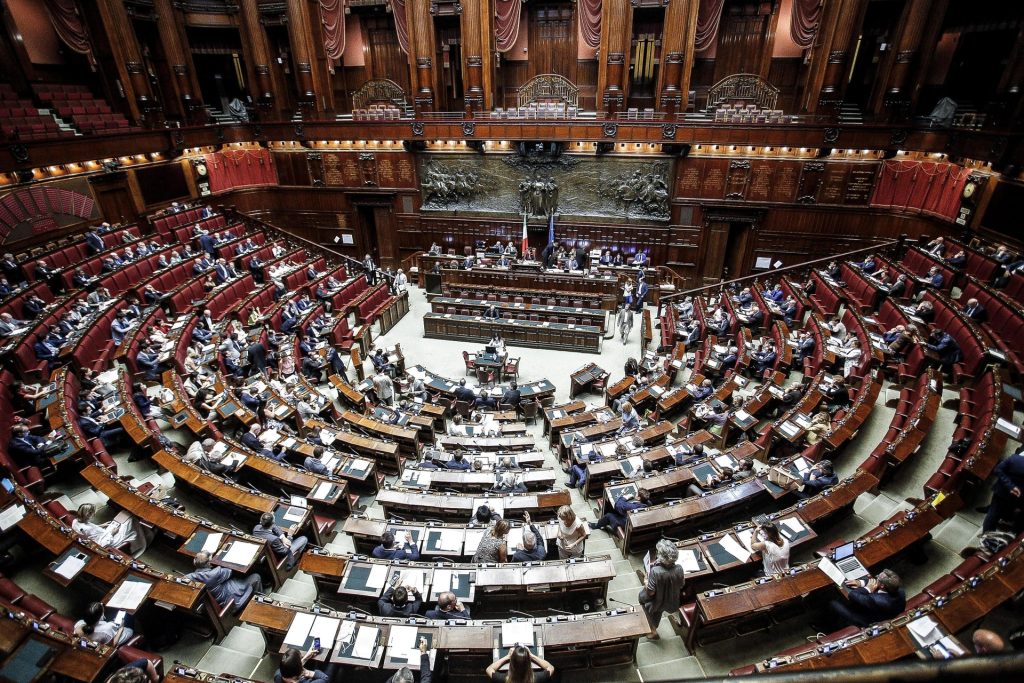 I costituzionalisti: &laquo;Tocca al Parlamento decidere sui limiti alle libert&agrave; personali&raquo;