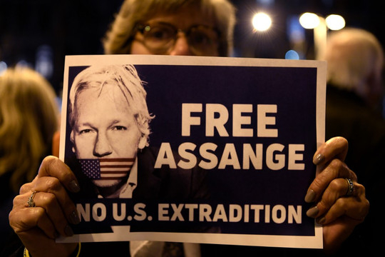 L’appello di Amnesty: &laquo;Annullare le accuse contro Assange&raquo;