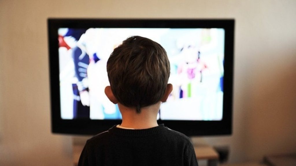 Lo studio: i media con schermo influenzano negativamente la capacit&agrave; di immaginazione dei bambini