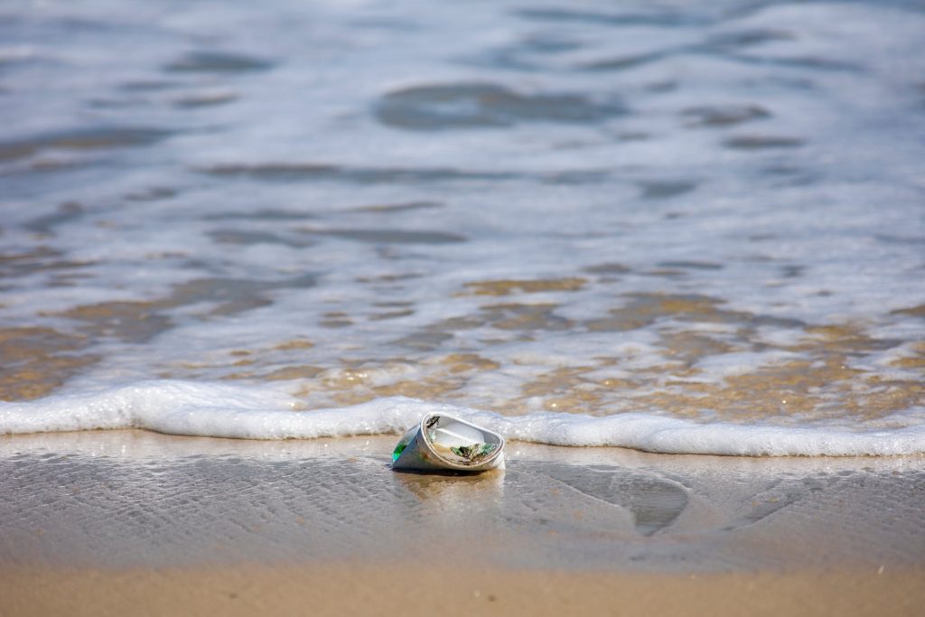 Monitoraggio di Legambiente: &laquo;Sulle spiagge in media 834 rifiuti ogni 100 metri&raquo;