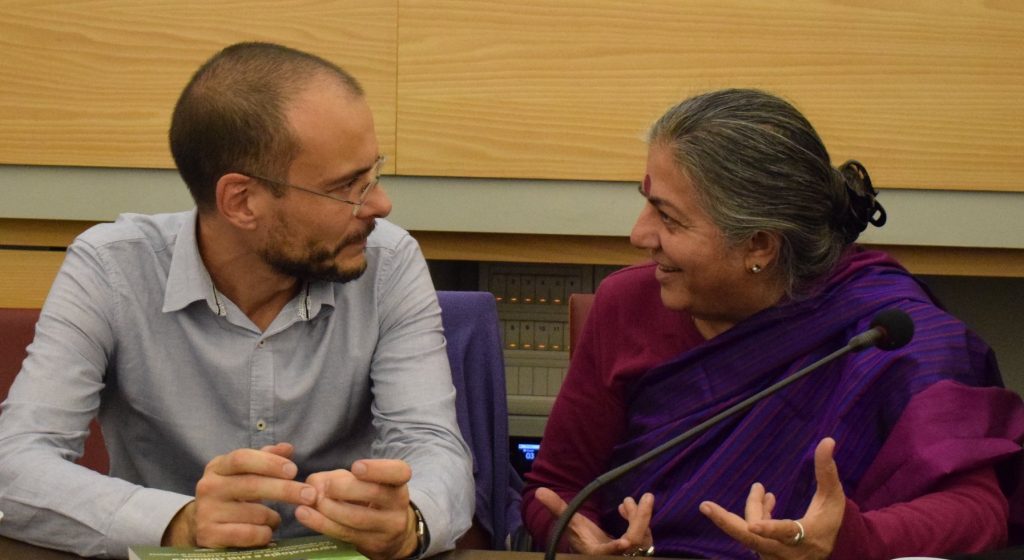 Navdanya: &laquo;”Fare pace con la Terra”, un manifesto ecofemminista per un futuro ecologico&raquo;