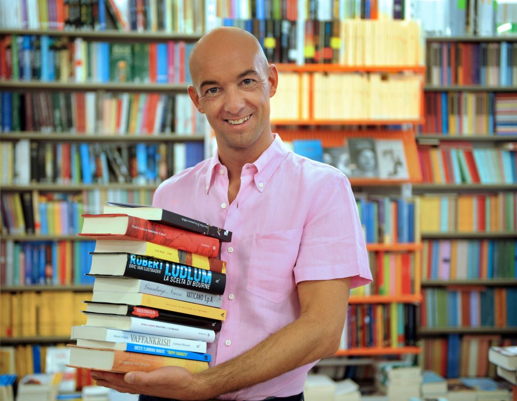 #NonUnLibroQualunque. Tieni pi&ugrave; di un libro sul tuo comodino!