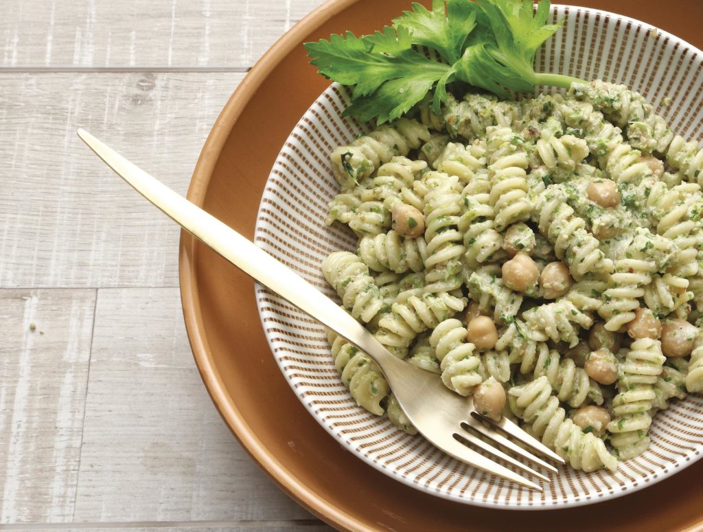 Pasta di kamut con ceci e pesto di sedano