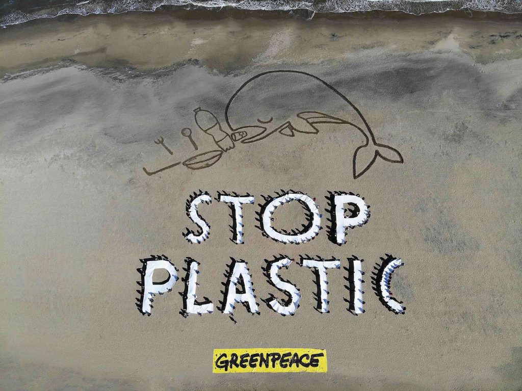 Plastica monouso, da oggi il divieto. Greenpeace: &laquo;Ma l&rsquo;Italia aggira la norma Ue&raquo;