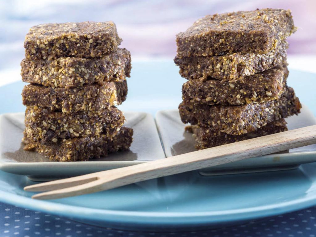 Rombetti con frutta secca, cioccolato e sesamo