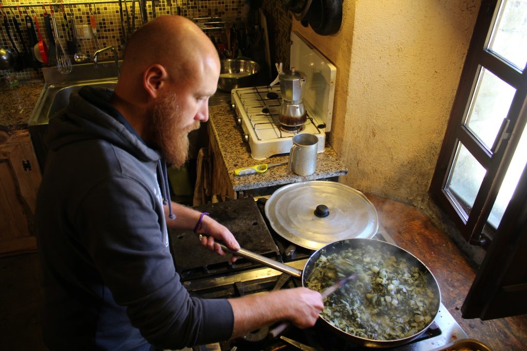 Storie dagli ecovillaggi: &ldquo;Le cose che possiedi ti possiedono&rdquo;.