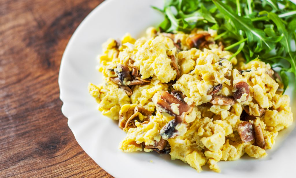 Uova strapazzate con funghi all&rsquo;olio di cocco