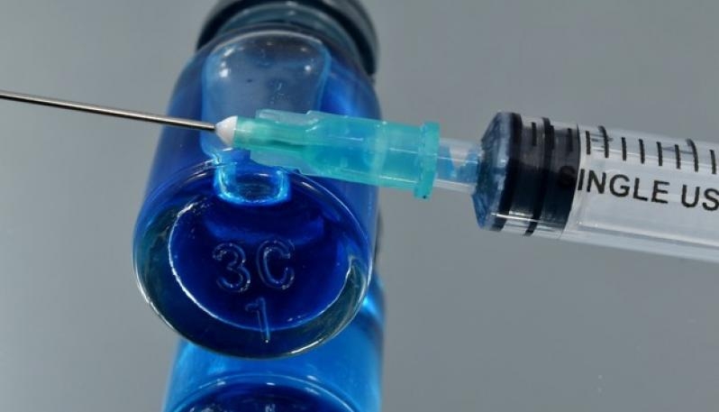 Vaccino Covid, le trattative in Ue dell&rsquo;industria farmaceutica: tra negoziati segreti, conflitti di interesse e manleva sugli effetti avversi