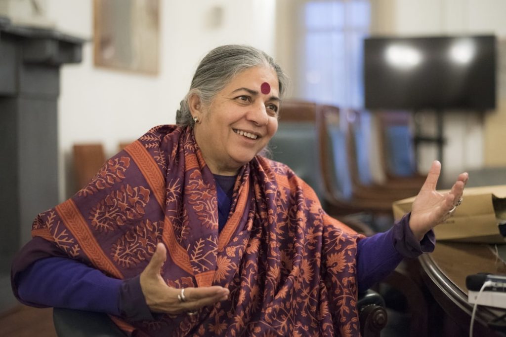 Vandana Shiva: &laquo;Un percorso alternativo all&rsquo;estinzione: ritornare alla terra per rigenerarla e condividerne i frutti&raquo;