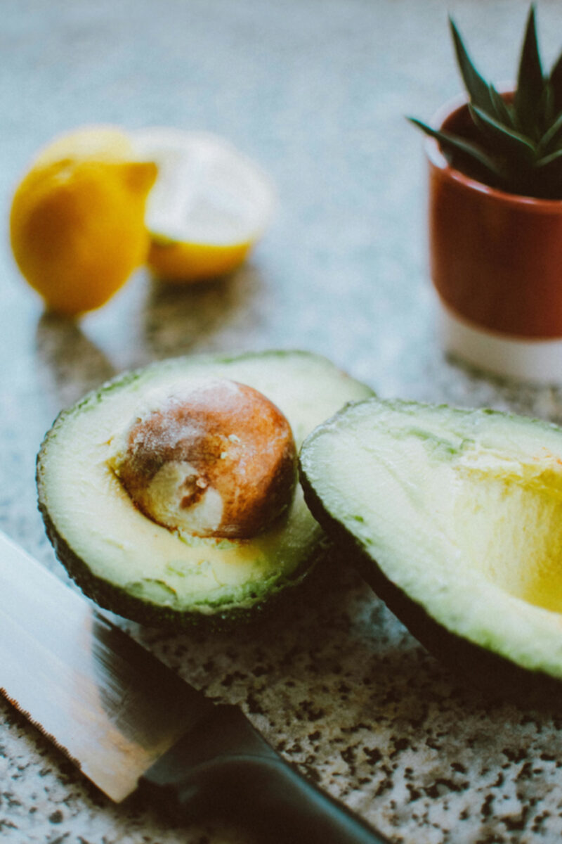 Avocado: storia e propriet&agrave; di un frutto tropicale da anni coltivato anche in Sicilia
