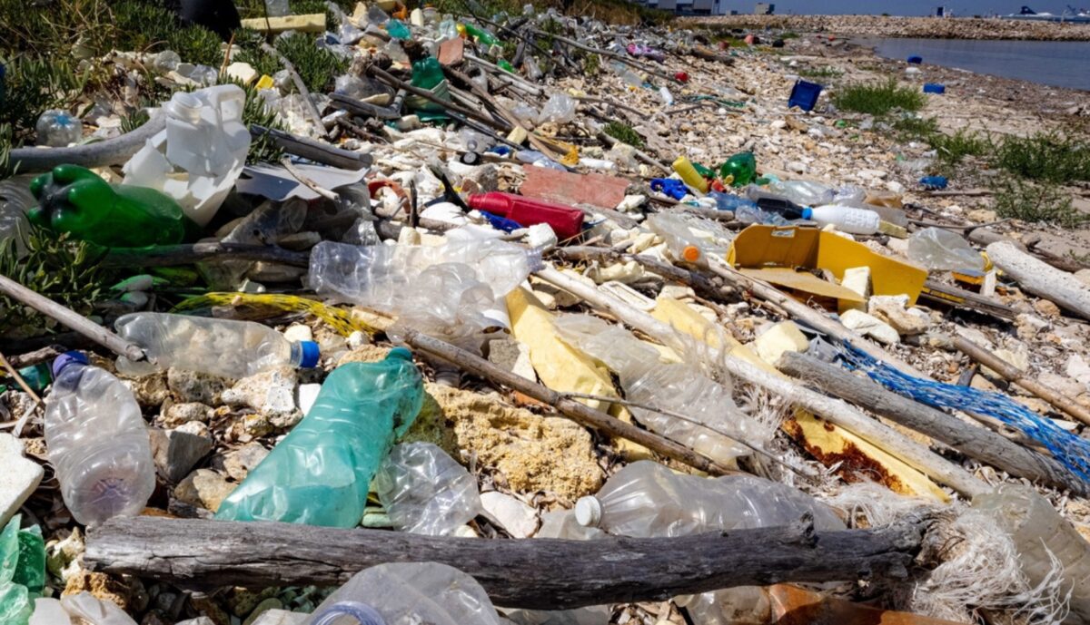 Greenpeace: &laquo;In Italia meno della met&agrave; della plastica &egrave; effettivamente riciclata&raquo;