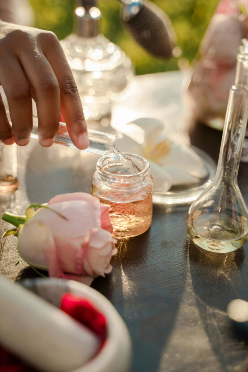 Distillare oli essenziali e idrolati di qualit&agrave;, profumeria naturale spagyrica