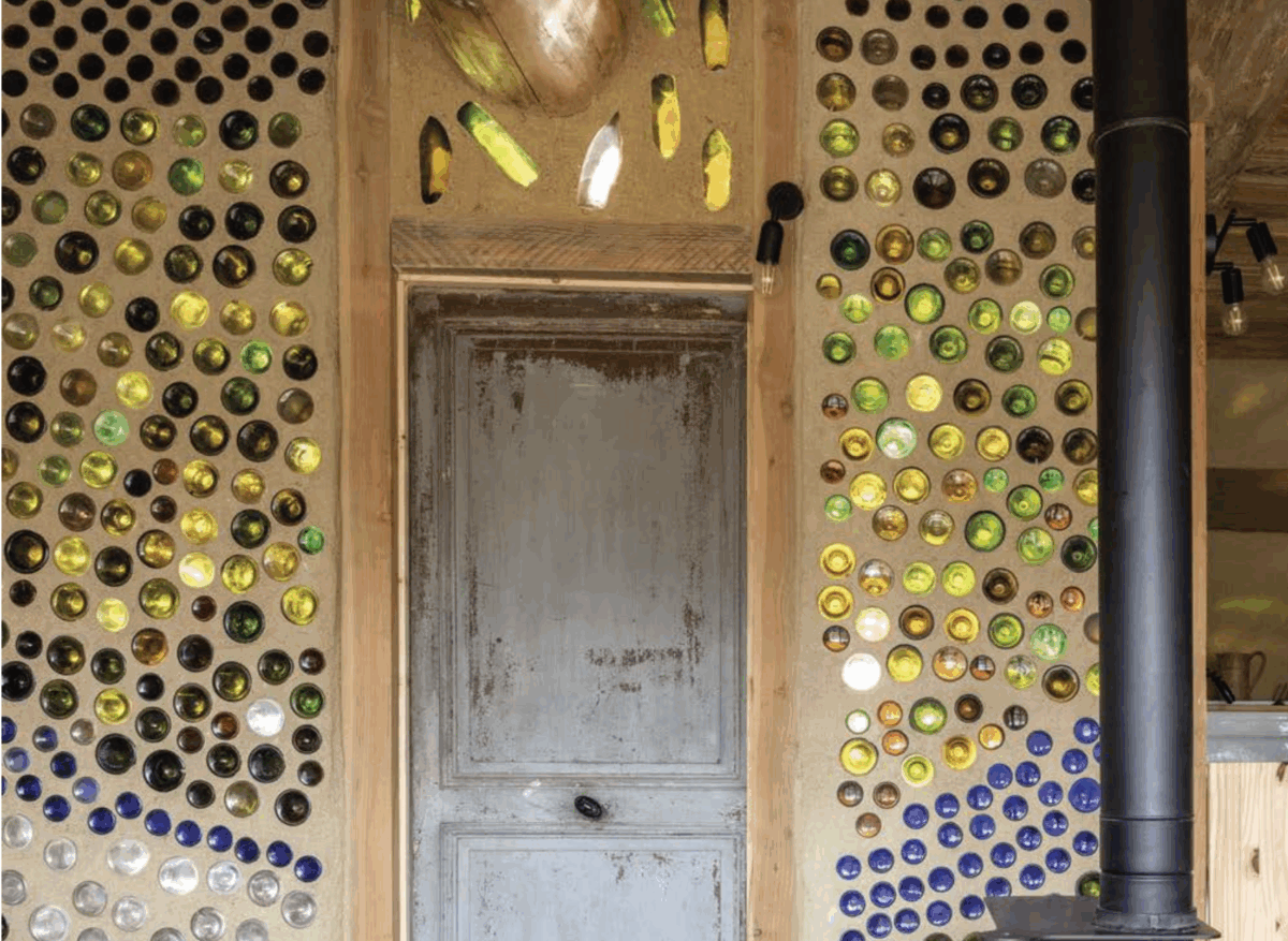 Come costruire un muro di bottiglie per far passare la luce
