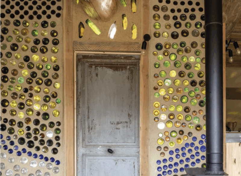 Come costruire un muro di bottiglie per far passare la luce